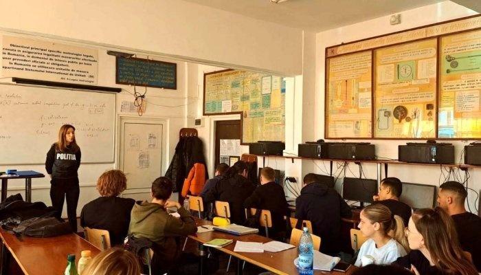 Polițiștii continuă activitățile educativ-preventive în școlile prahovene